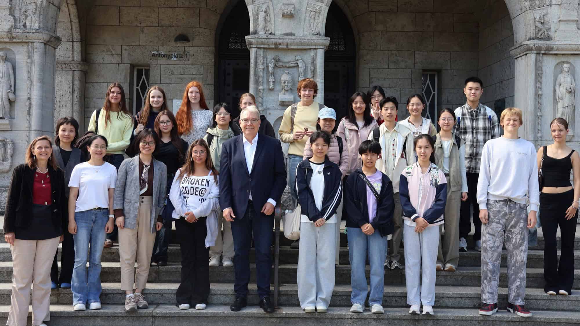 Gruppenfoto der deutschen und chinesischen Austauschgruppe auf der Treppe vor dem Rathaus Reinickendorf