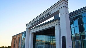 Haupteingang der Humboldt-Bibliothek mit dem Schriftzug HUMBOLDT BIBLIOTHEK über dem Portal