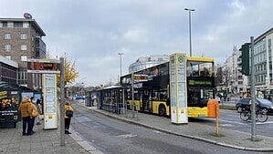 Ein gelber Doppeldeckerbus der BVG-Linie 222 mit dem Fahrtziel Märkische Zelle hält an der Haltestelle U Alt-Tegel, davor warten Fahrgäste am Fahrgastunterstand.