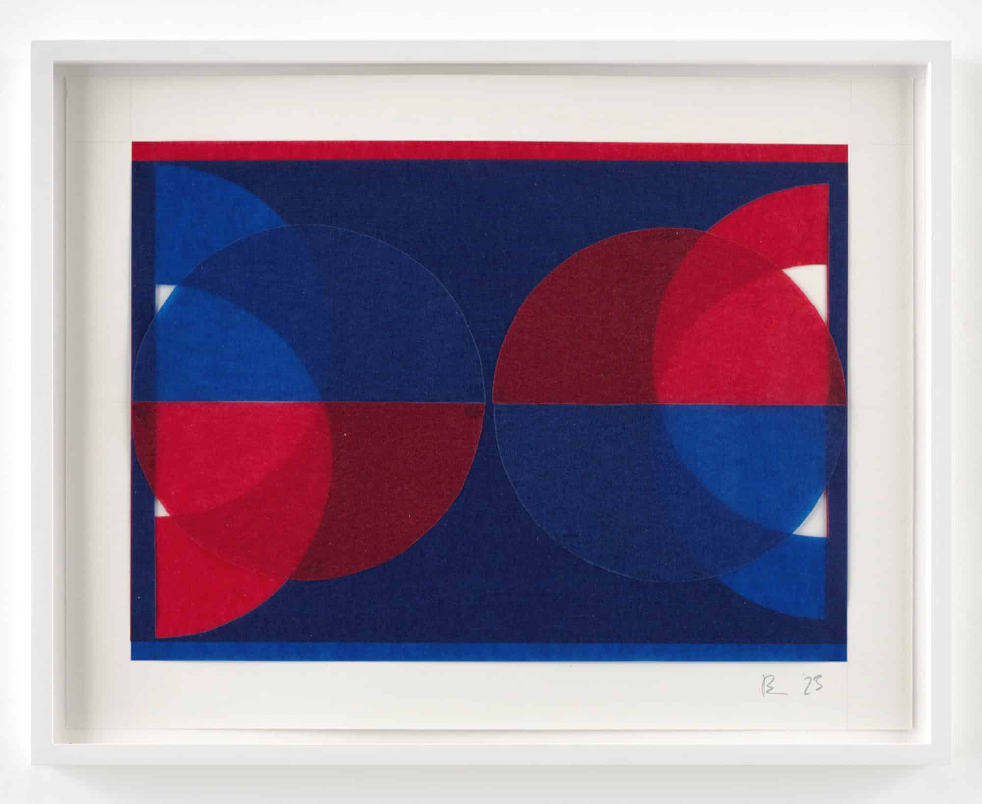 Gerahmte Collage aus transparentem Papier, auf der sich zwei rote und zwei blaue Kreise vor einem blau-roten Grund zu neuen Farbtönen überlagern.