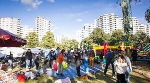 Kinder auf Gymnastikbällen vor den Hochhäusern des Märkischen Viertels