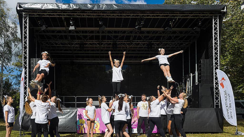 Cheerleader des TSV Wittenau auf der Bühne des Begegnungsfestes