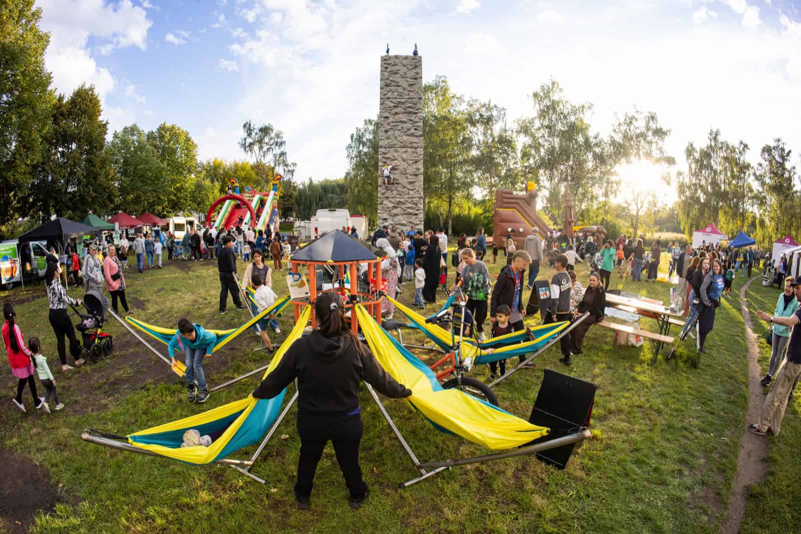 Festwiese am Seggeluchbecken mit Hängematten, Kletterturm und vielen Besuchern