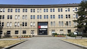 Das Rathaus Reinickendorf am Eichborndamm im Querformat