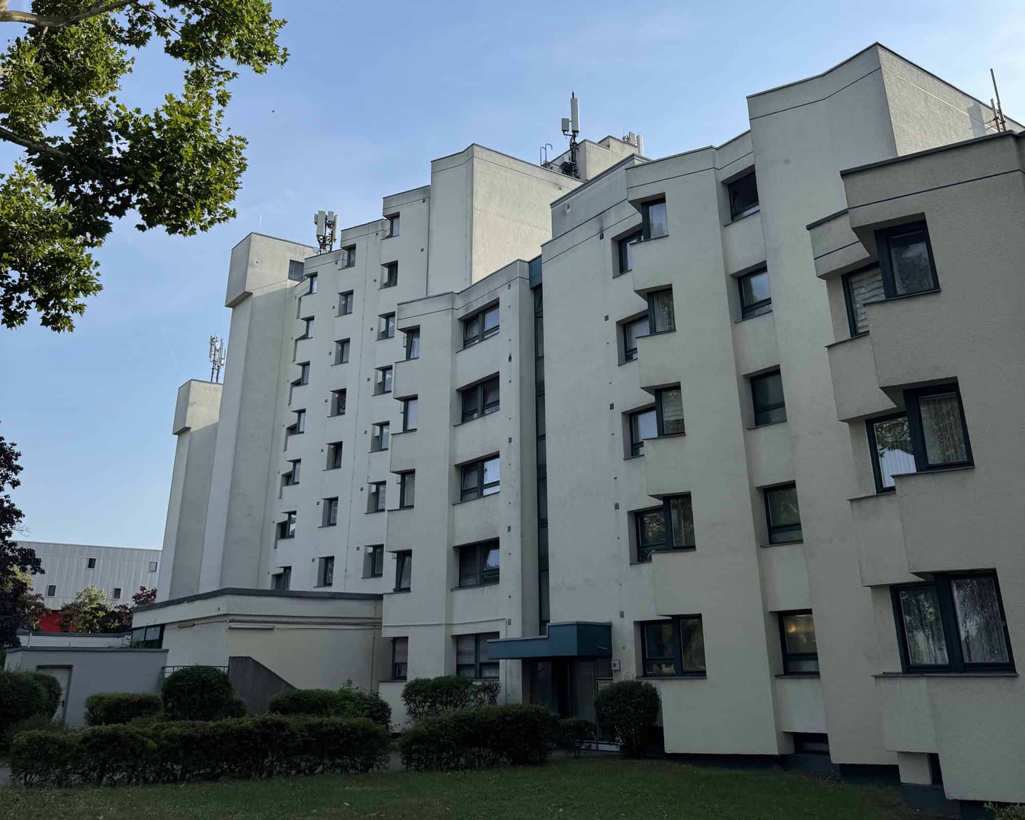 Mehrgeschossiges helles Wohngebäude mit gestaffelter Fassade an der Roedernallee in Wittenau