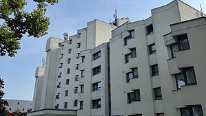 Mehrgeschossiges helles Wohngebäude mit gestaffelter Fassade an der Roedernallee in Wittenau
