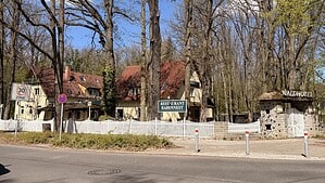 Blick von der Straße auf das leer stehende ehemalige Waldhotel in Berlin-Frohnau