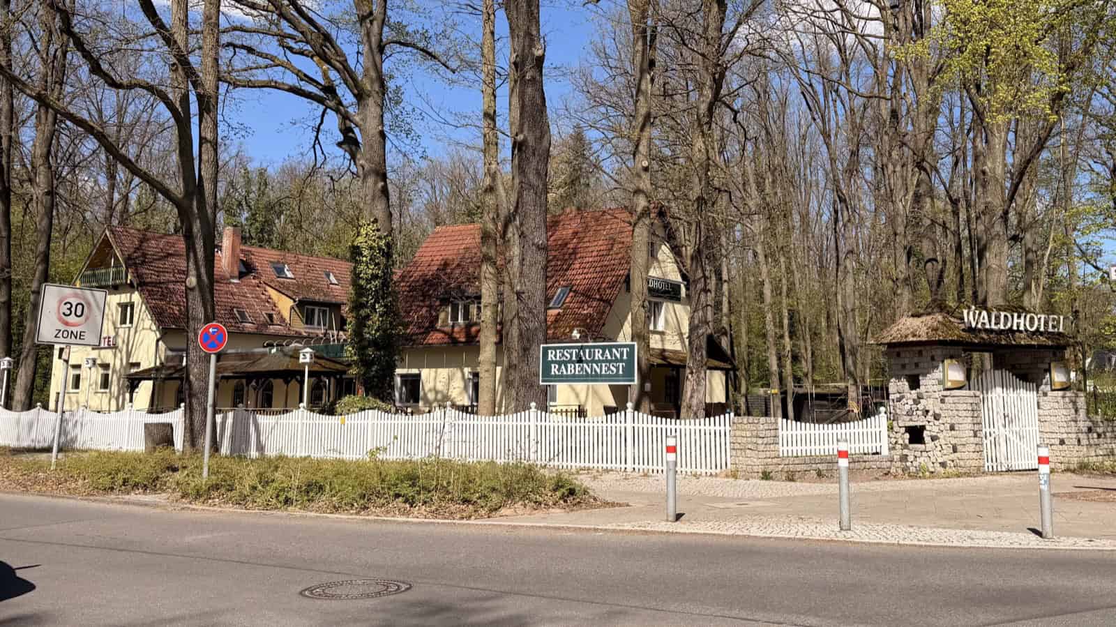 Blick von der Straße auf das leer stehende ehemalige Waldhotel in Berlin-Frohnau