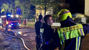 Einsatzkräfte der Berliner Feuerwehr am 19. August kurz nach Mitternacht im Einsatz in der Mehringer Straße in Frohnau. Bild: © Berliner Feuerwehr