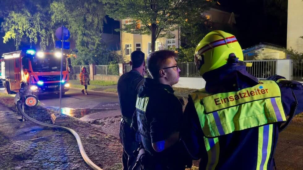 Einsatzkräfte der Berliner Feuerwehr im Einsatz in der Mehringer Straße in Frohnau © Berliner Feuerwehr