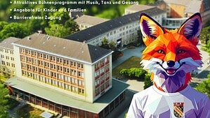 Zwei Frauen stehen links und rechts neben einer Plakatvitrine mit dem violetten Plakat zum Tag des offenen Rathauses, auf dem ein Fuchs im Anzug vor dem Rathaus abgebildet ist.