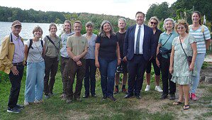Gruppenfoto mit Bezirksstadtrat Sebastian Pieper und ehrenamtlichen Helfern am Ufer der Havel
