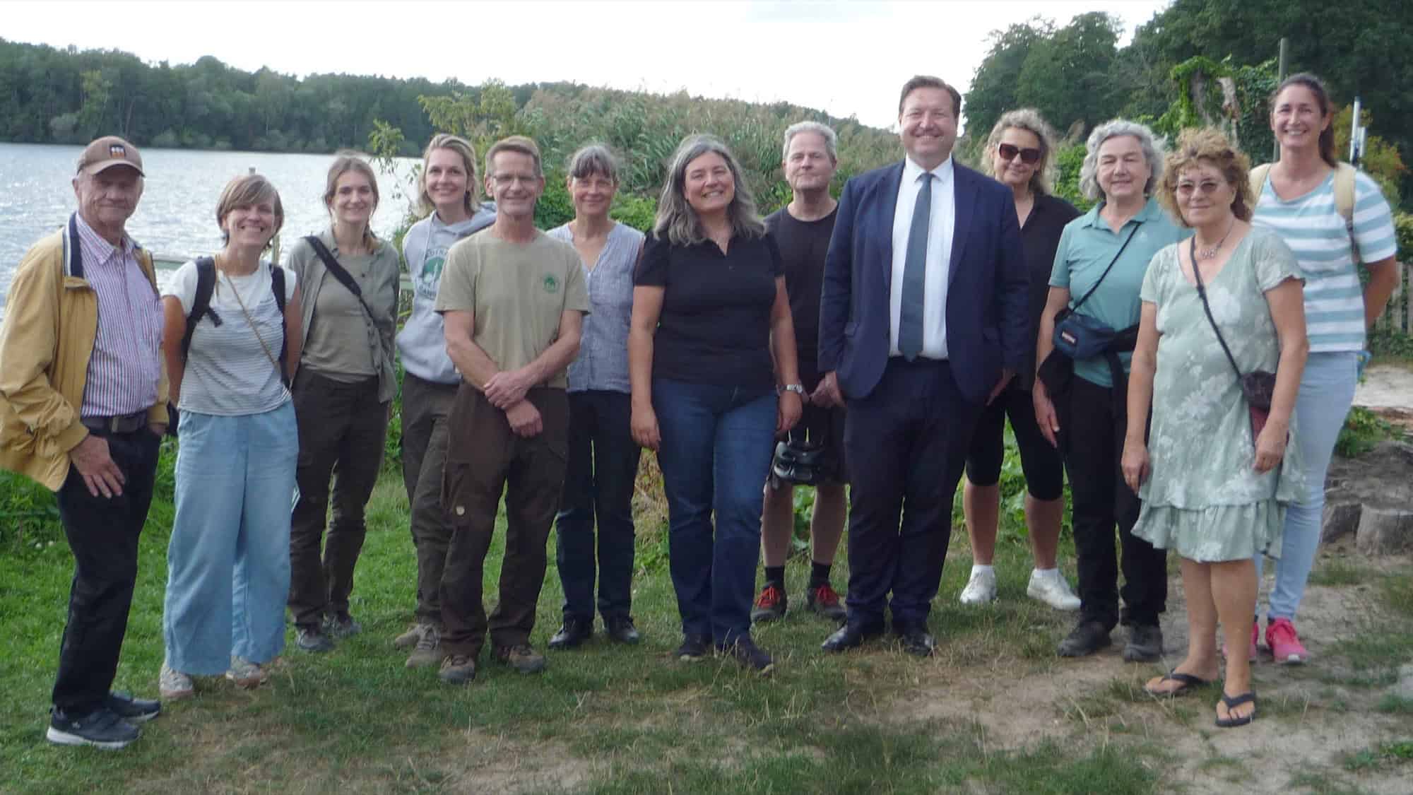 Gruppenfoto mit Bezirksstadtrat Sebastian Pieper und ehrenamtlichen Helfern am Ufer der Havel