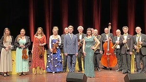 Das Salon-Orchester Berlin mit Sängerin und Musikern auf der Bühne des Ernst-Reuter-Saals