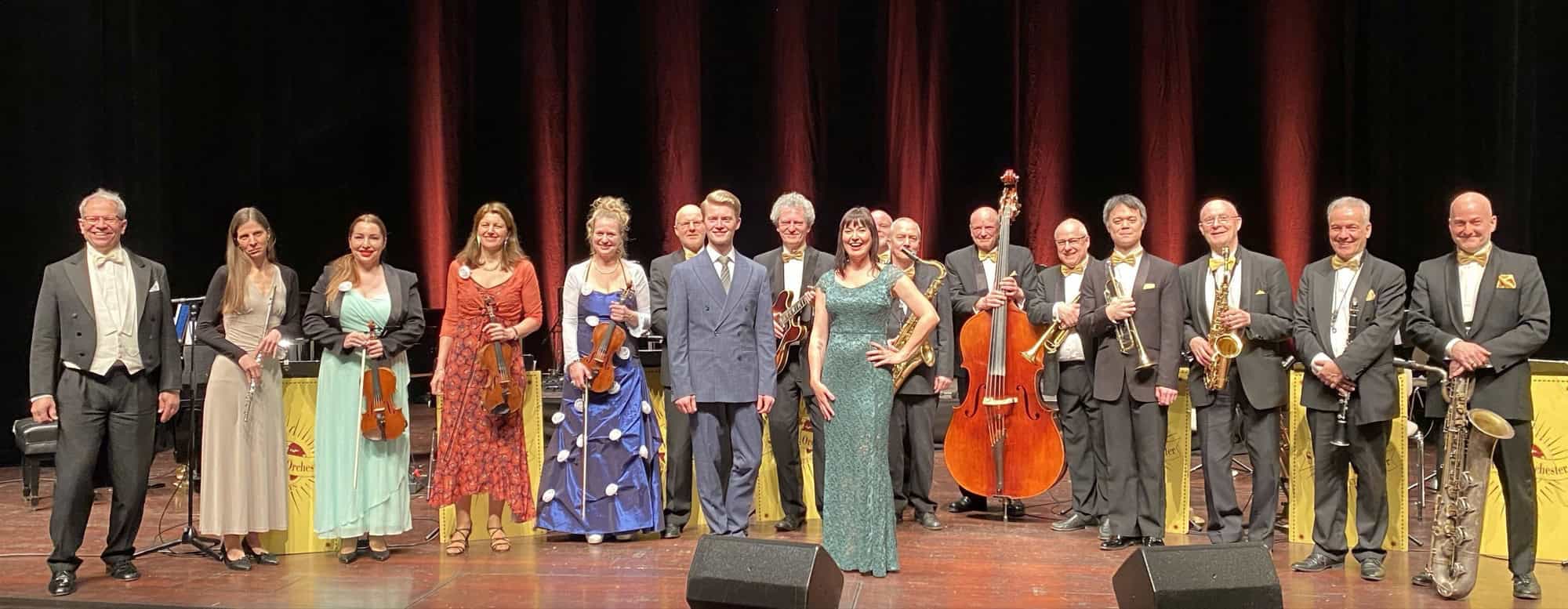 Das Salon-Orchester Berlin mit Sängerin und Musikern auf der Bühne des Ernst-Reuter-Saals