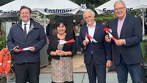 Vier Personen stehen mit Schere und rot-weißem Band auf dem neuen Sportbootanleger an der Greenwichpromenade.