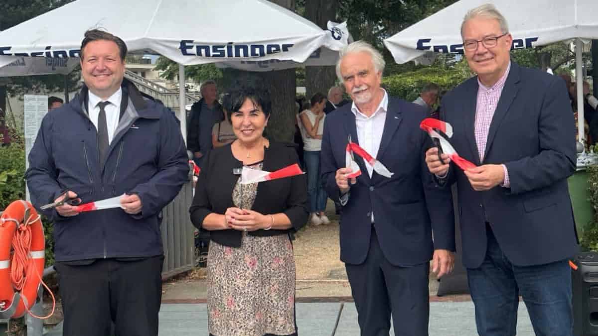 Vier Personen stehen mit Schere und rot-weißem Band auf dem neuen Sportbootanleger an der Greenwichpromenade.