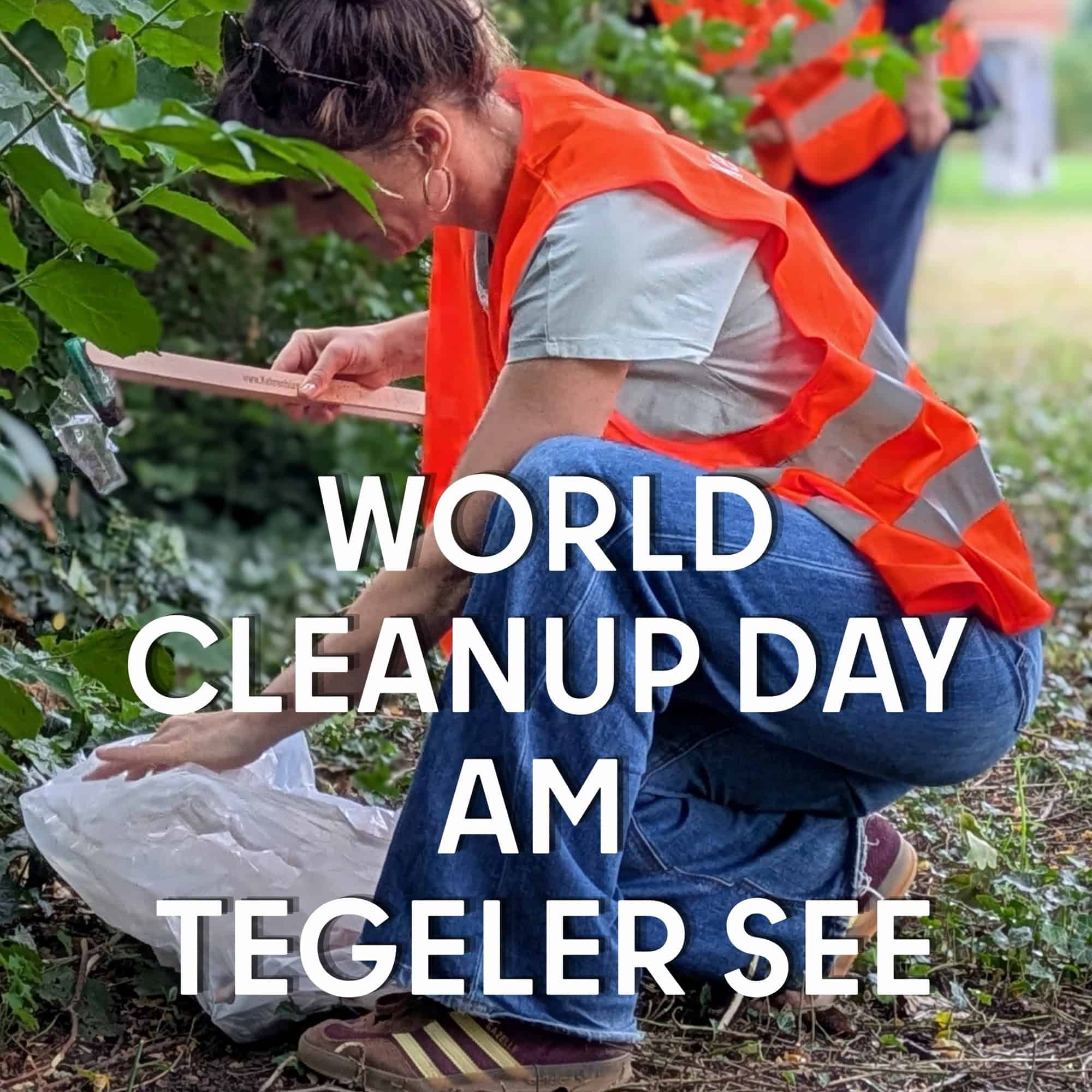 Plakat zum World Cleanup Day am Tegeler See mit zwei Helferinnen in Warnwesten beim Müllsammeln