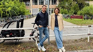 Ein Mann und eine Frau stehen am Geländer vor dem Eingang der Renée-Sintenis-Grundschule in Frohnau, daneben ein Halteverbotsschild