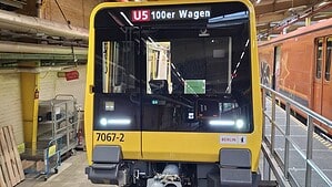 Front eines neuen gelben U-Bahn-Wagens der Baureihe J mit der Anzeige U5 100er Wagen in einer Werkstatthalle