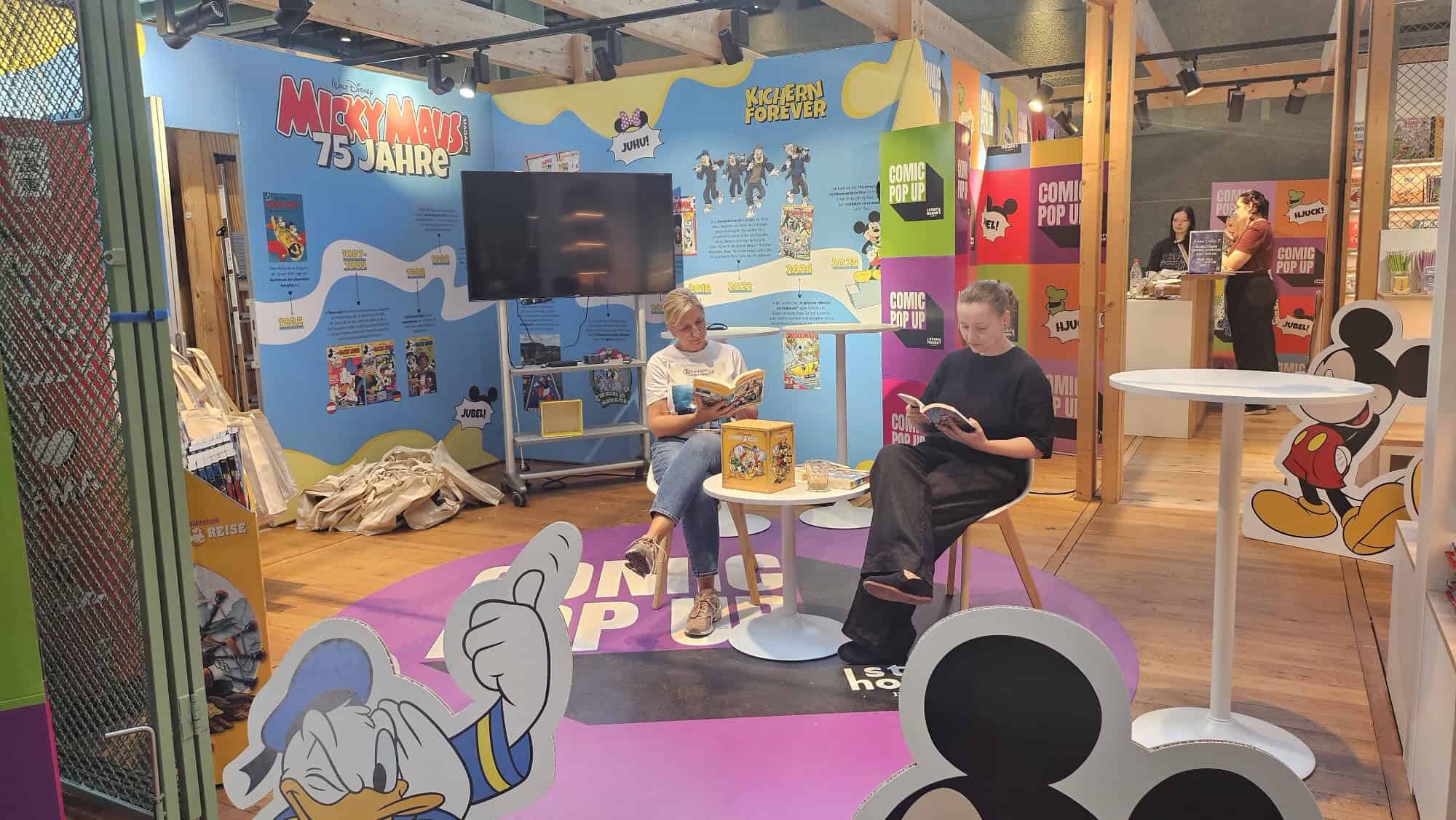Zwei Frauen sitzen lesend in der Leseecke des COMIC POP UP-Stores im Bikini Berlin