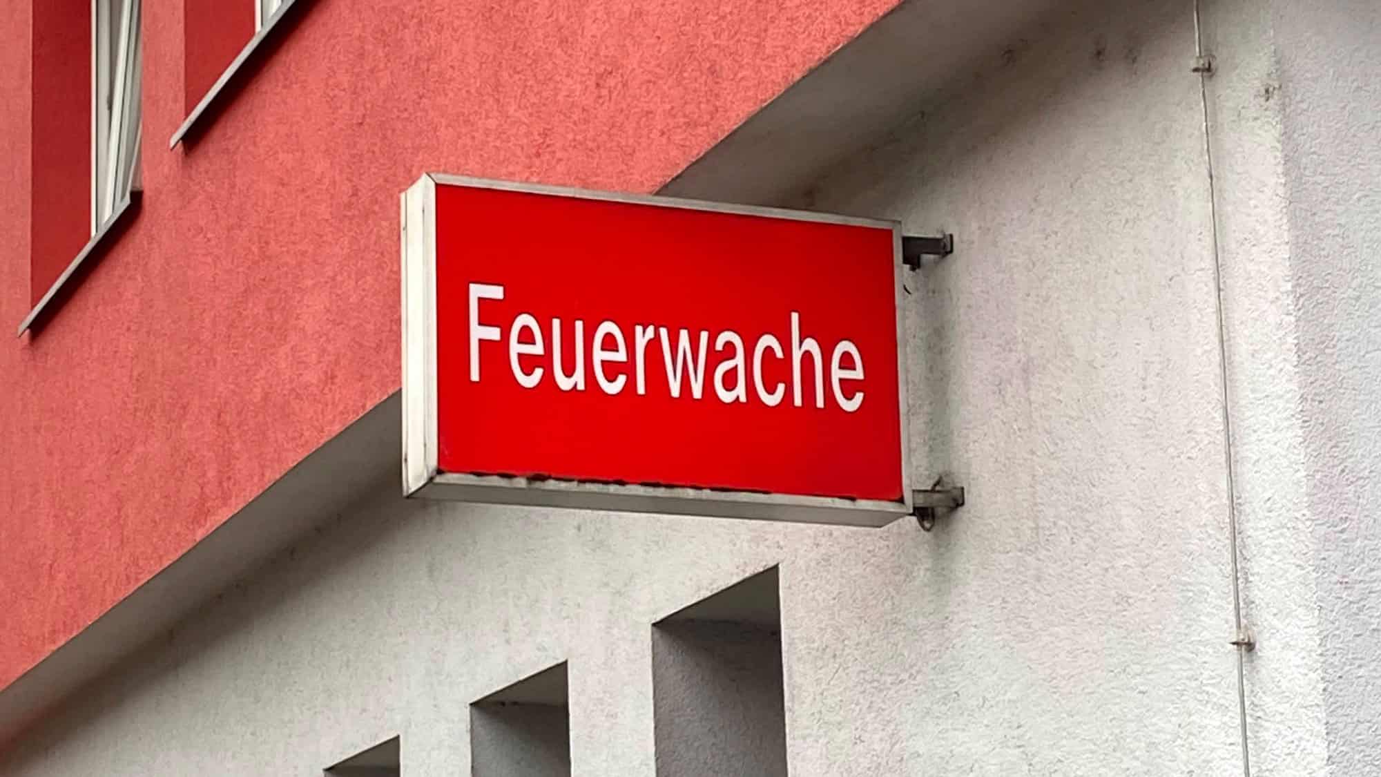Feuerwache-Schild an einer Hauswand.