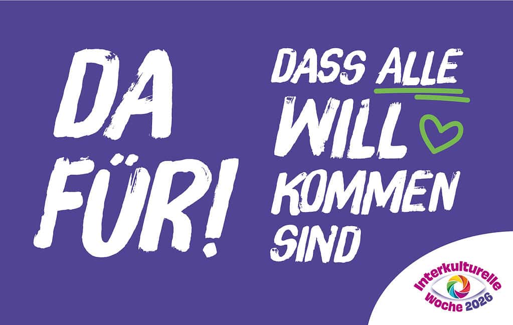 Violettes Plakatmotiv mit dem Schriftzug „Da für! Dass alle willkommen sind“ und einem grünen Herz