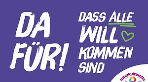 Violettes Plakatmotiv mit dem Schriftzug „Da für! Dass alle willkommen sind“ und einem grünen Herz