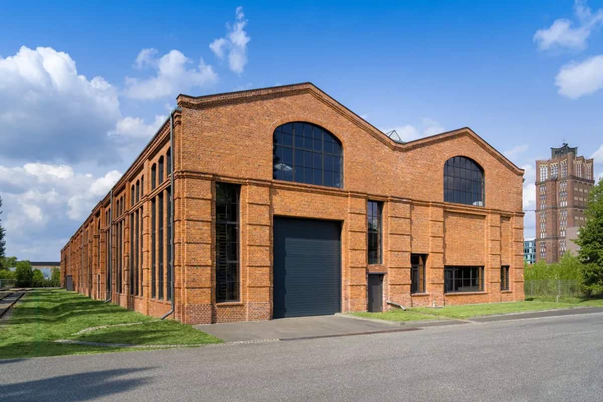 Backsteinbau der Kanonenhalle auf dem Borsig-Gelände in Berlin-Tegel