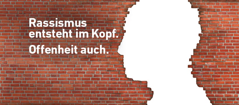 Rote Backsteinmauer, aus der die weiße Silhouette eines Kopfes ausgespart ist