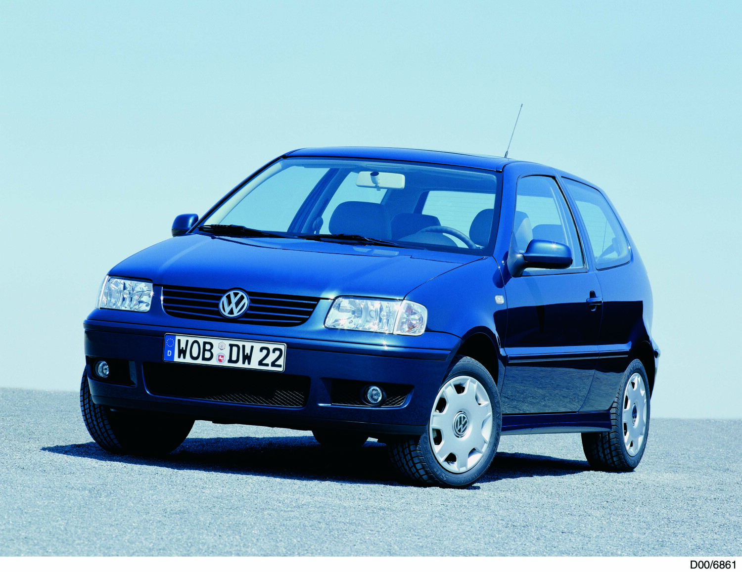 Modellfoto eines blauen VW Polo in Schrägansicht von vorn.