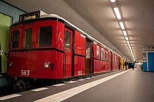 Historischer U-Bahnzug der Baureihe CII, der Museumszug der BVG, aus einem roten und einem gelben Wagen