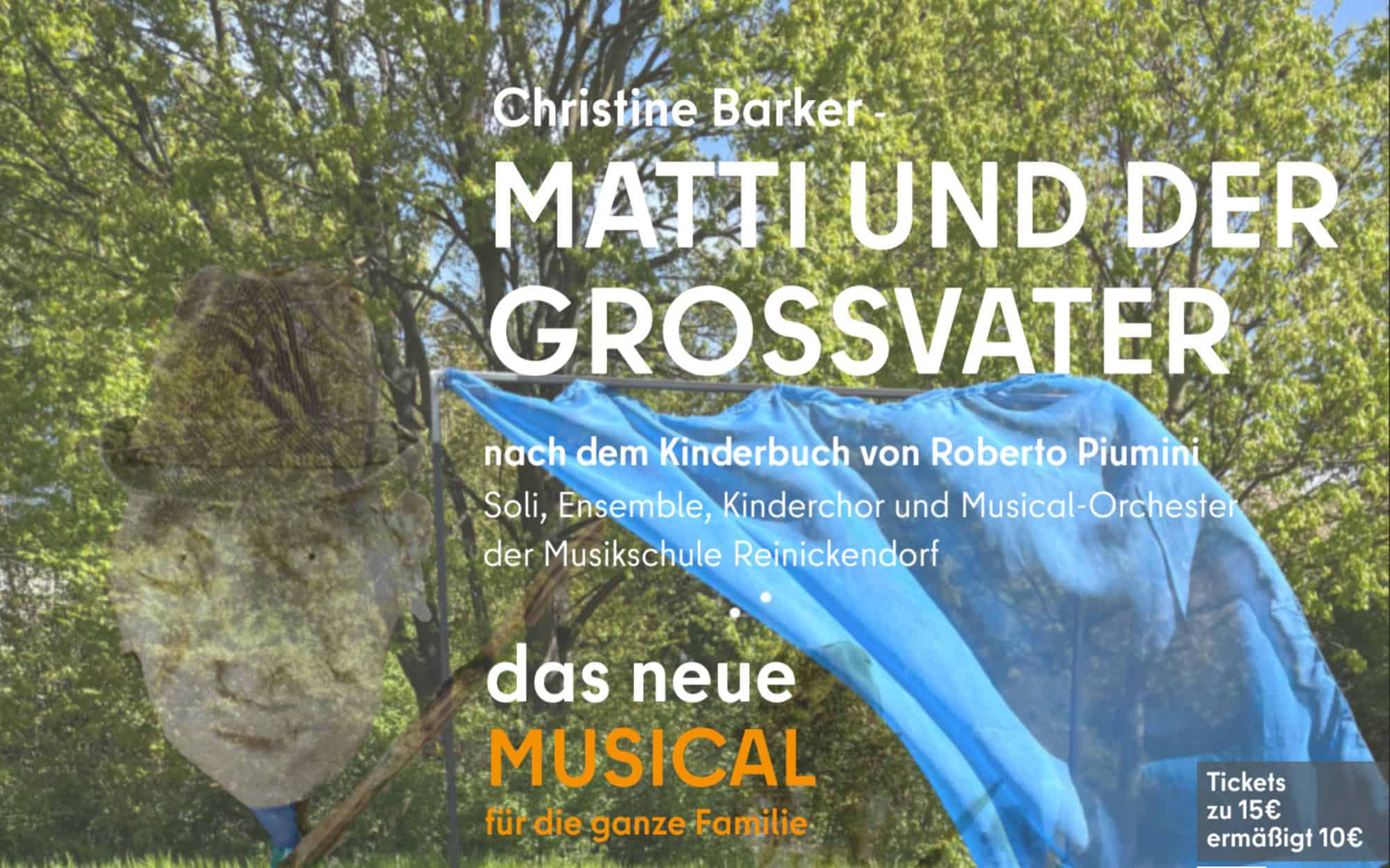 Bühnenbild-Element mit blauem Tuch und gemaltem Gesicht auf einer Wiese