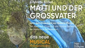 Bühnenbild-Element mit blauem Tuch und gemaltem Gesicht auf einer Wiese