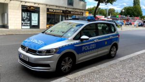 Ein Streifenwagen der Polizei Berlin steht auf dem Vorplatz des S-Bahnhofs Tegel.