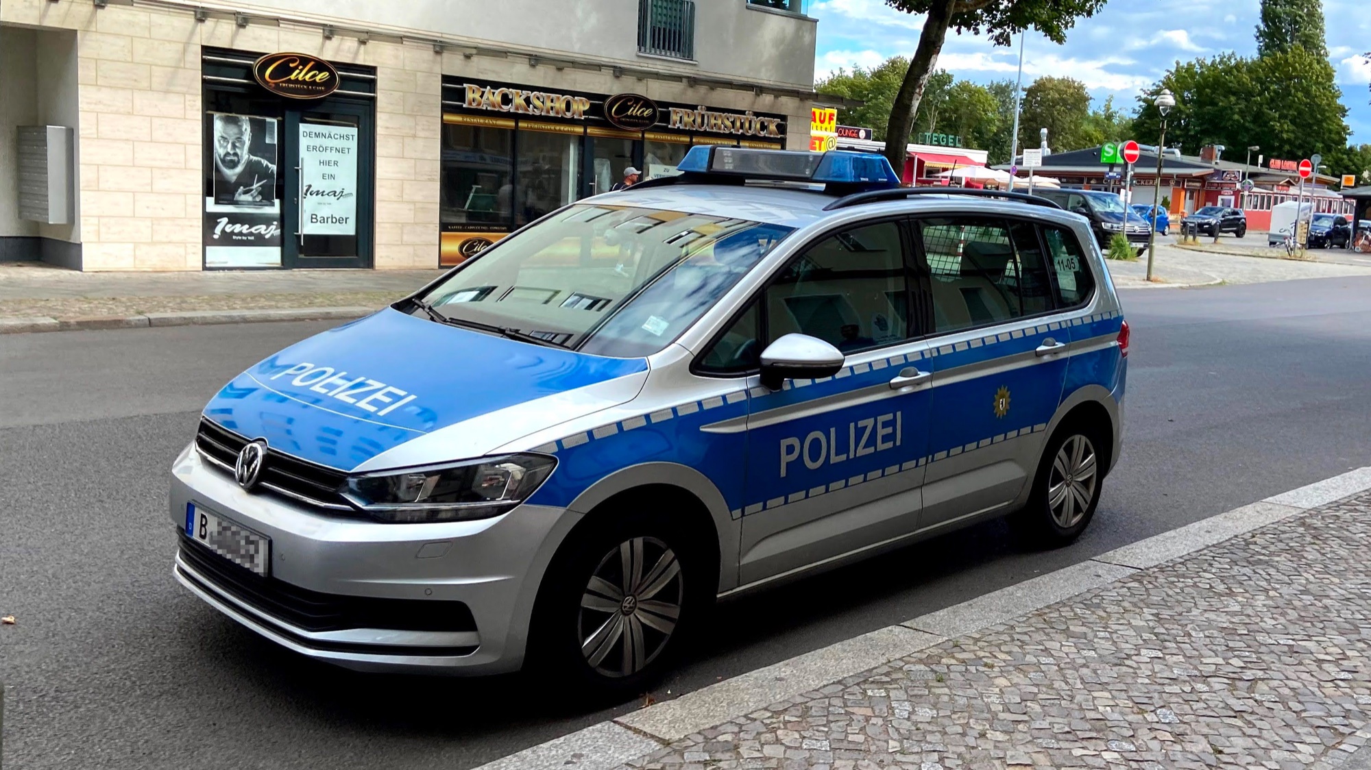 Ein Streifenwagen der Polizei Berlin steht auf dem Vorplatz des S-Bahnhofs Tegel.