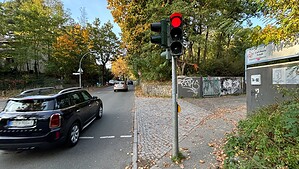 Straße vor der Carl-Bosch-Schule mit Ampel, ein Auto fährt vorbei