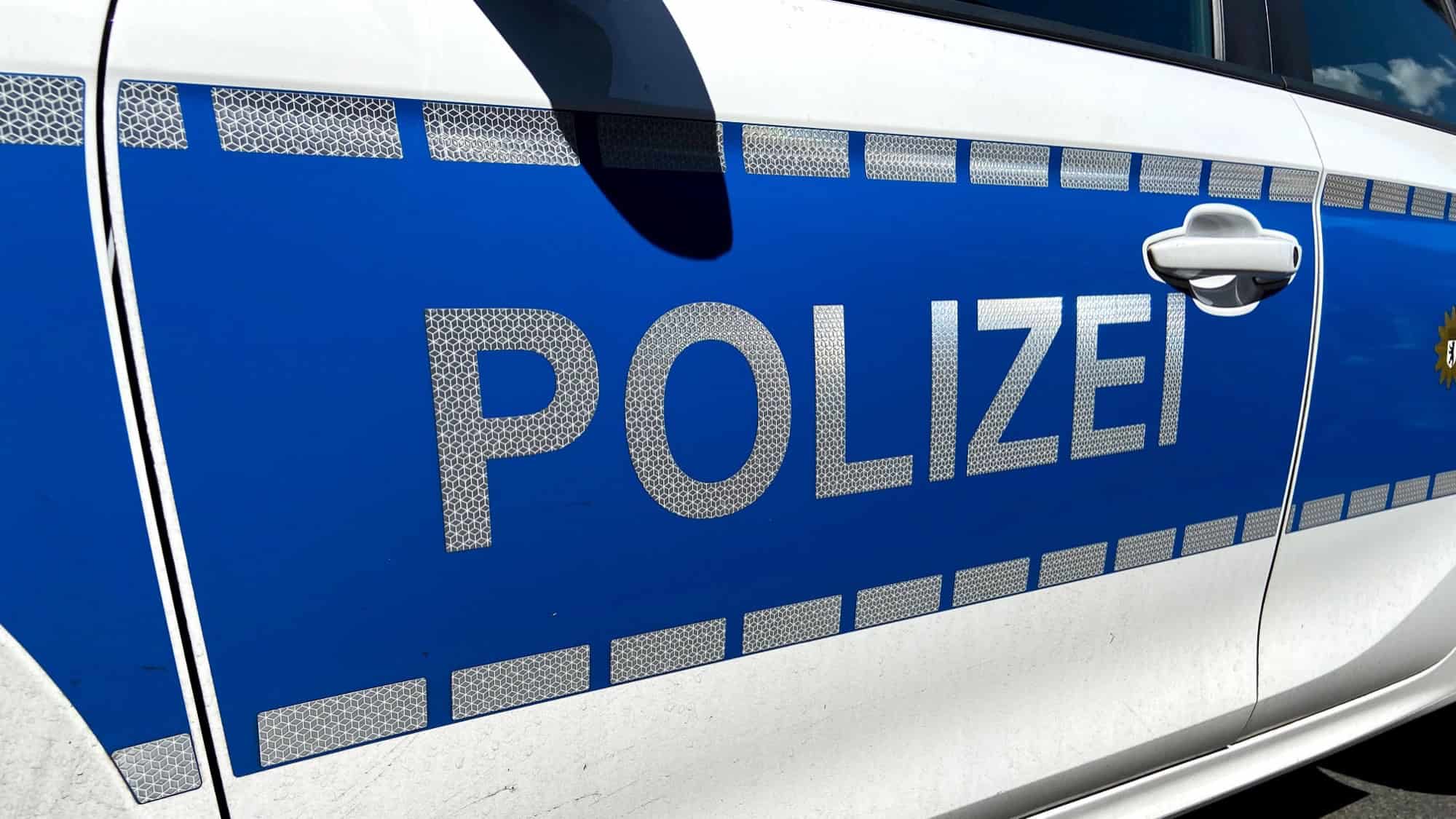 Autotür mit der Aufschrift Polizei.