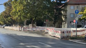 Straßenkreuzung mit rot-weißen Absperrgittern rund um eine Baustelle, Straßenschilder Humboldtstraße und Waldowstraße, Bäume und ein Wohnhaus im Hintergrund