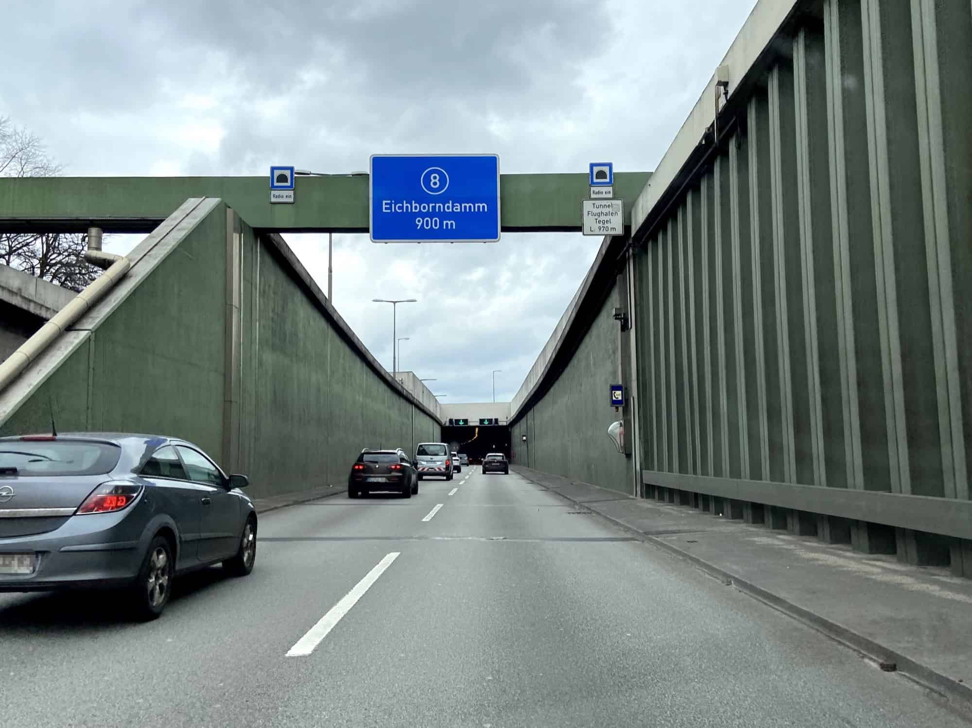 Mehrere Autos fahren auf der Autobahn A111 in Berlin-Reinickendorf auf die Einfahrt zum Tunnel Flughafen Tegel zu.