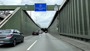 Mehrere Autos fahren auf der Autobahn A111 in Berlin-Reinickendorf auf die Einfahrt zum Tunnel Flughafen Tegel zu.