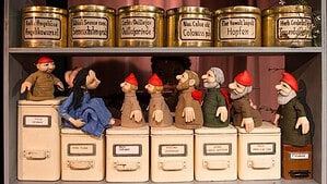 Eine Figurengruppe des Theater Zitadelle stellt Schneewittchen und die sieben Zwerge auf Vorratsdosen in einem Regal dar.
