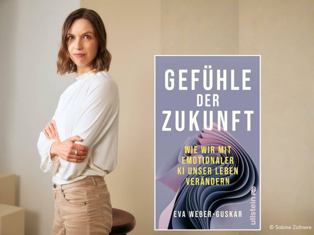 Eine Frau mit schulterlangen braunen Haaren in heller Bluse steht mit verschränkten Armen vor einer beigen Wand, rechts daneben das lila Buchcover „Gefühle der Zukunft“.