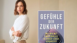 Eine Frau mit schulterlangen braunen Haaren in heller Bluse steht mit verschränkten Armen vor einer beigen Wand, rechts daneben das lila Buchcover „Gefühle der Zukunft“.