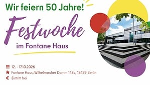 Plakat mit dem Schriftzug „Wir feiern 50 Jahre! Festwoche im Fontane Haus“ und einem Foto des Gebäudes