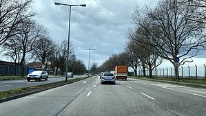 Autos fahren auf einer vierspurigen Straße.