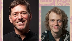 Porträts zweier Schauspieler vor gemustertem rosa Hintergrund: links ein lächelnder Mann mit kurzem dunklem Haar und schwarzem Hemd, rechts ein junger Mann mit halblangen blonden Haaren und gemustertem Hemd.