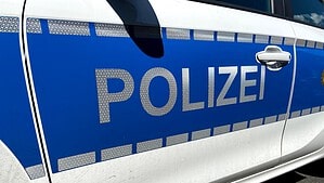 Tür eines Einsatzfahrzeugs mit der Aufschrift "Polizei".