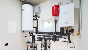 Heizungsanlage mit Kessel, Ausdehnungsgefäßen und Rohrleitungen