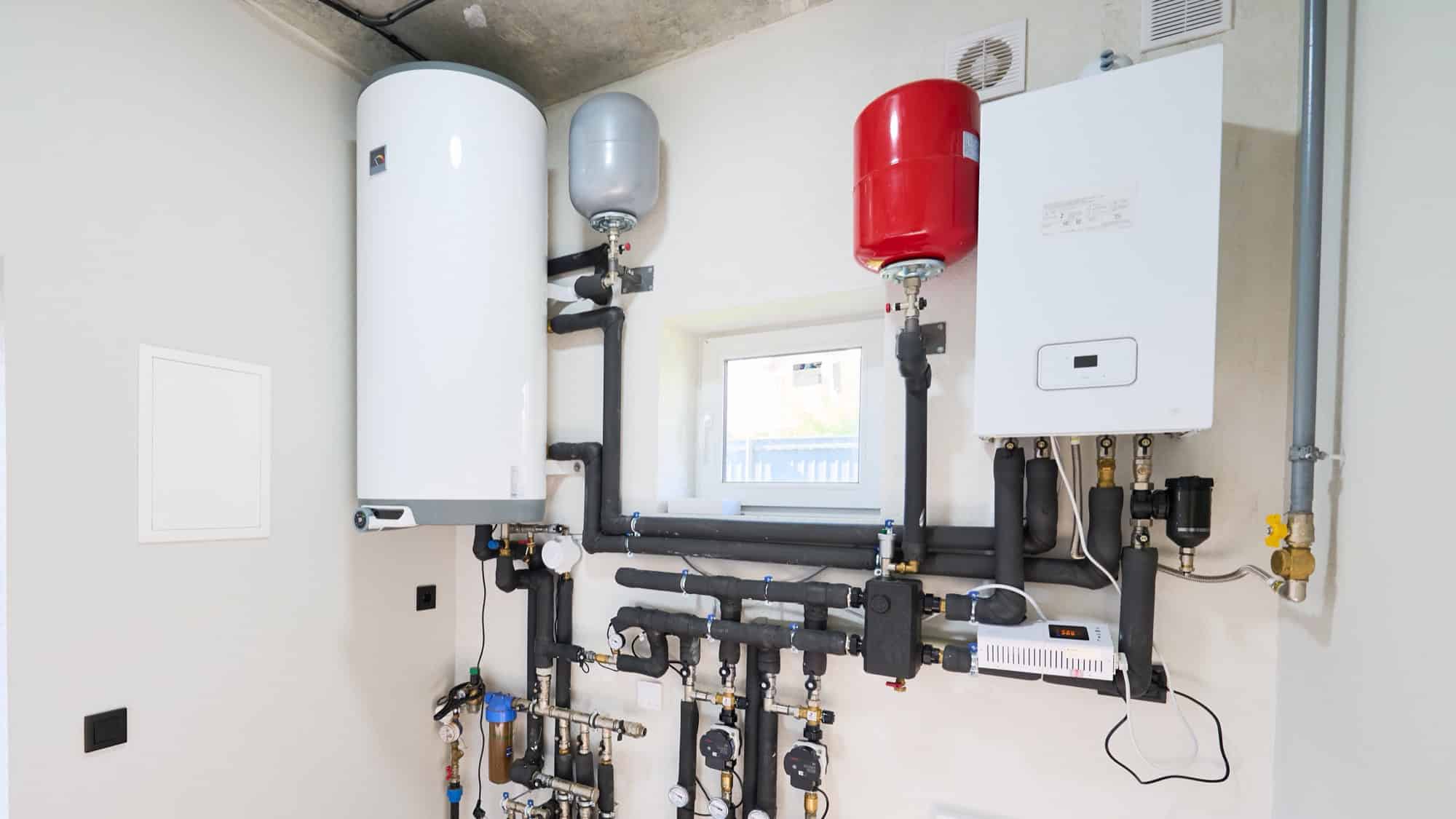Heizungsanlage mit Kessel, Ausdehnungsgefäßen und Rohrleitungen
